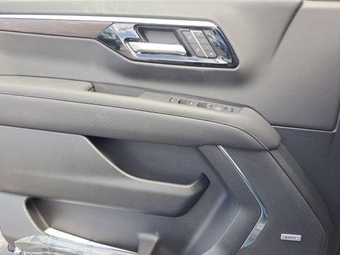 New 2025 Chevrolet Suburban Premier image 18