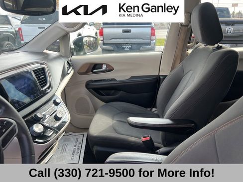 Used 2017 Chrysler Pacifica Touring image 37
