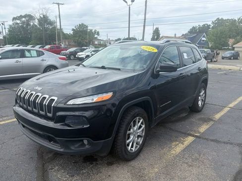Used 2018 Jeep Cherokee Latitude w/ North All-Season Group AWD/4WD image 3