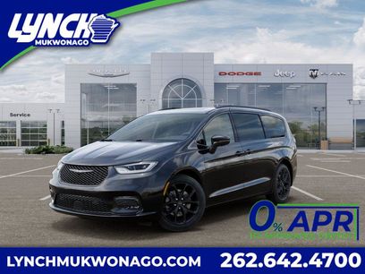New 2026 Chrysler Pacifica Limited w/ Uconnect Theater Family Group