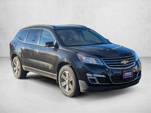 Used 2017 Chevrolet Traverse LT image 3