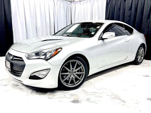 Used 2015 Hyundai Genesis 3.8 image 1