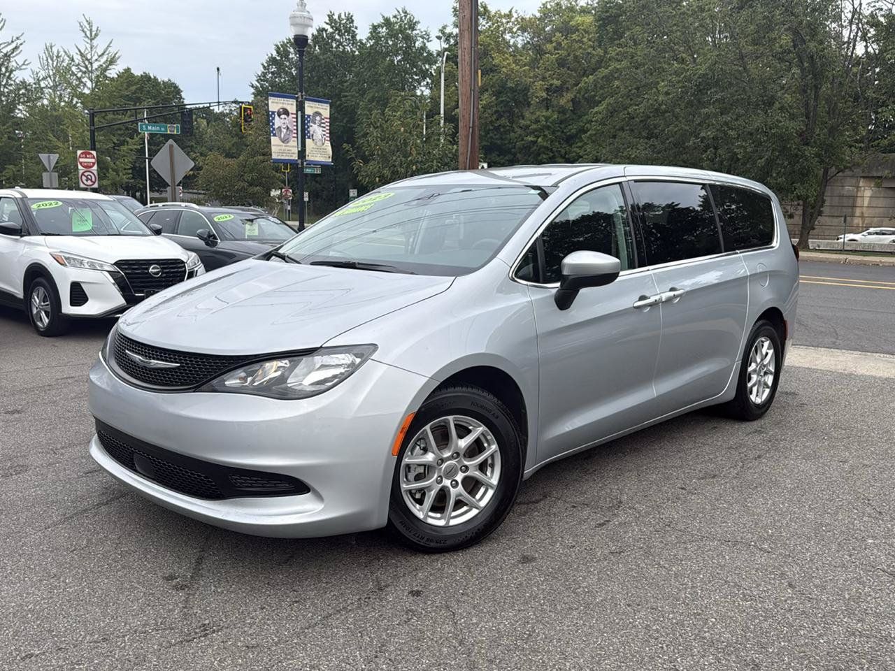 Used 2023 Chrysler Voyager LX FWD image 3