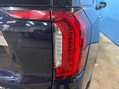 Used 2023 GMC Yukon SLT AWD/4WD image 9