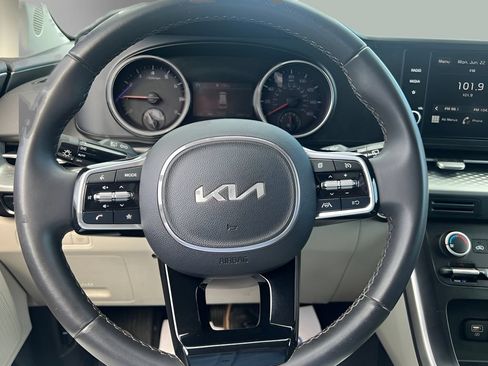 Used 2024 Kia Carnival LX FWD image 14