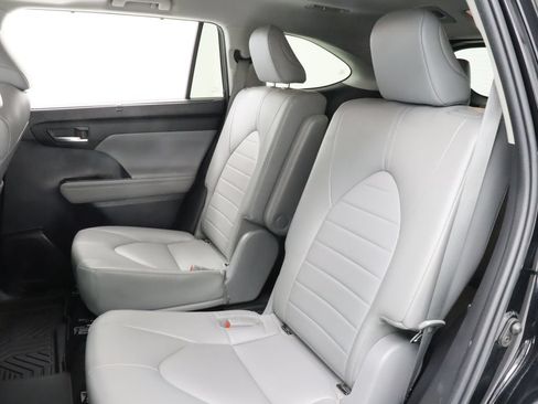 Used 2022 Toyota Highlander XLE AWD/4WD image 30