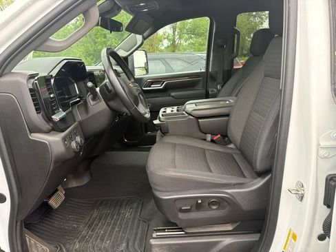 Used 2025 Chevrolet Silverado 2500 LT w/ Convenience Package AWD/4WD image 4
