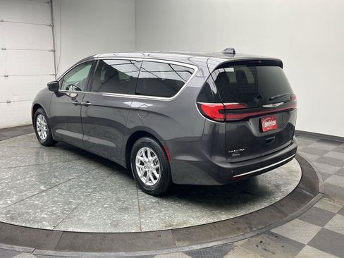 Used 2023 Chrysler Pacifica Touring-L FWD image 2
