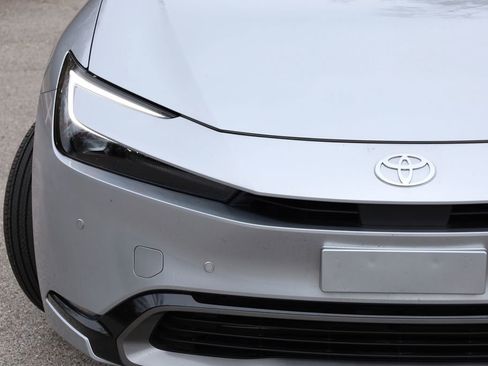 Used 2025 Toyota Prius XLE image 13