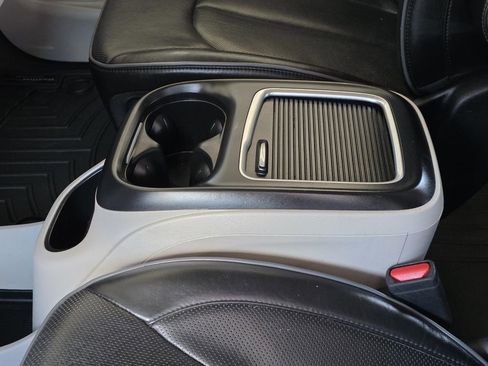 Used 2020 Chrysler Pacifica Limited image 9