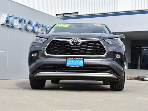 Used 2023 Toyota Highlander Platinum image 2