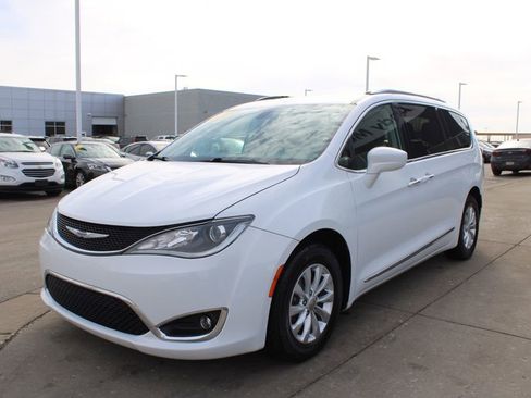 Used 2019 Chrysler Pacifica Touring-L image 3