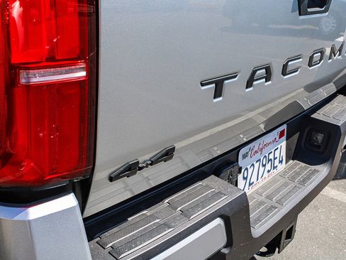 Used 2025 Toyota Tacoma TRD Off-Road image 12