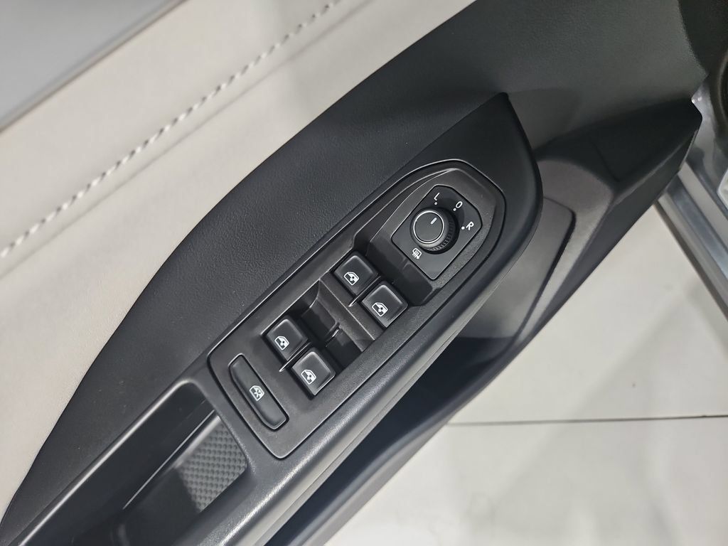 Used 2025 Volkswagen Taos SE w/ Panoramic Sunroof Package AWD/4WD image 14