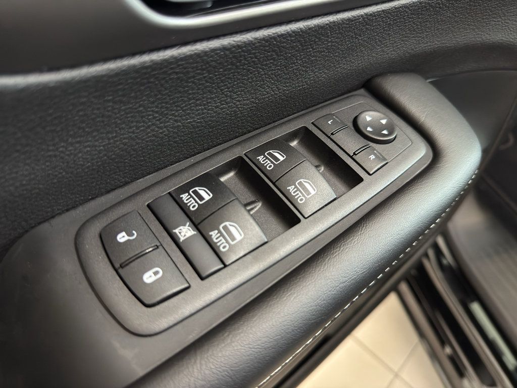 New 2027 Chrysler Pacifica Select FWD image 11