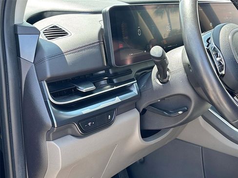 Used 2025 Kia Carnival FWD image 10