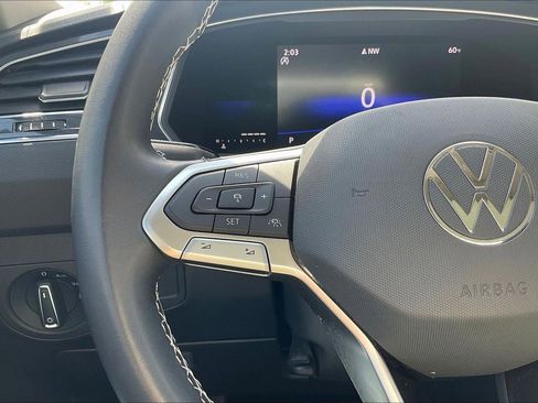 Used 2023 Volkswagen Tiguan SE w/ Panoramic Sunroof Package image 19