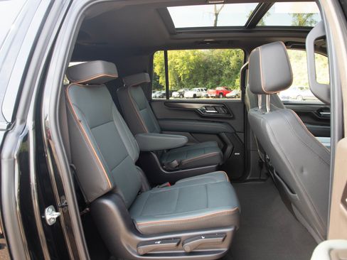 Used 2025 GMC Yukon XL AT4 w/ AT4 Premium Package AWD/4WD image 15
