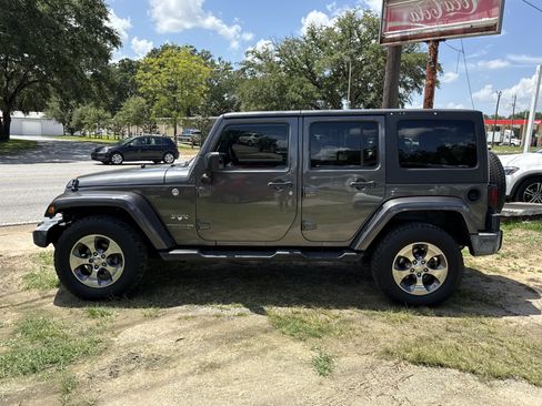 Used 2016 Jeep Wrangler Unlimited Sahara w/ Connectivity Group AWD/4WD image 2