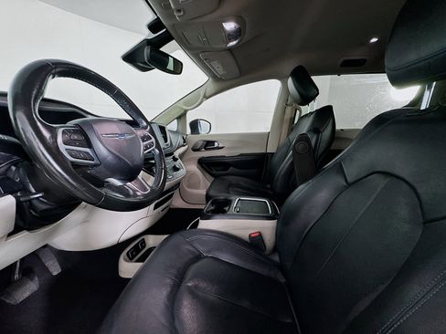 Used 2021 Chrysler Pacifica Touring-L image 21