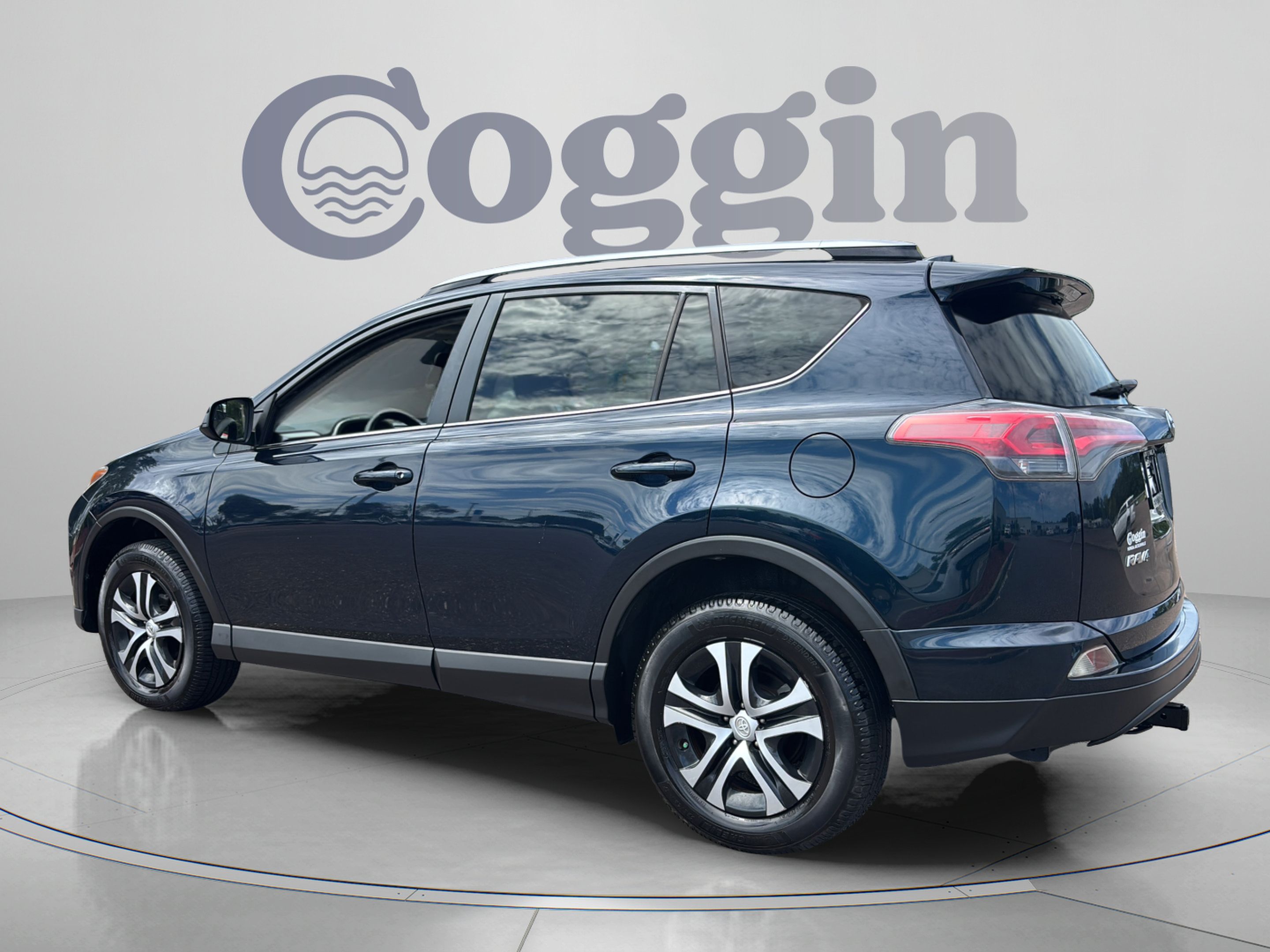 Used 2017 Toyota RAV4 LE FWD image 3