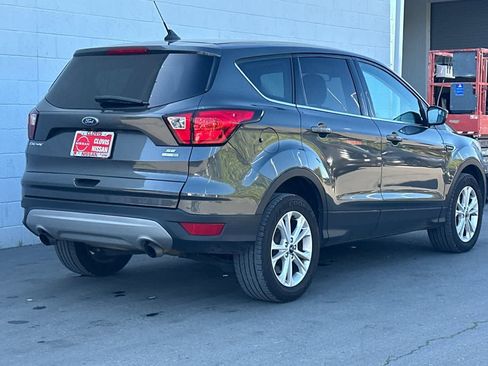 Used 2019 Ford Escape SE image 3