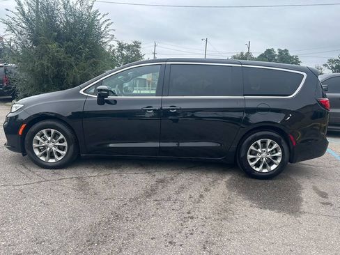 Used 2026 Chrysler Pacifica Limited FWD image 8