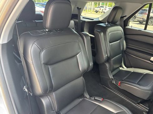 Used 2022 Ford Explorer XLT w/ Equipment Group 202A AWD/4WD image 31