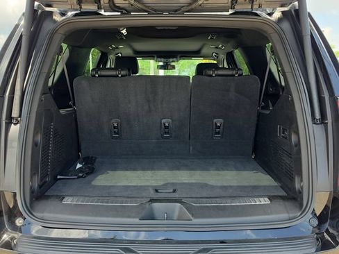Used 2022 Chevrolet Suburban Z71 w/ Luxury Package AWD/4WD image 6