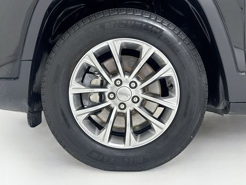 Used 2019 Jeep Cherokee Latitude Plus image 25