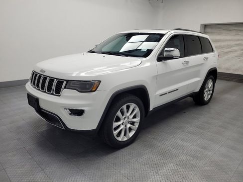 Used 2017 Jeep Grand Cherokee Limited w/ Luxury Group II image 2