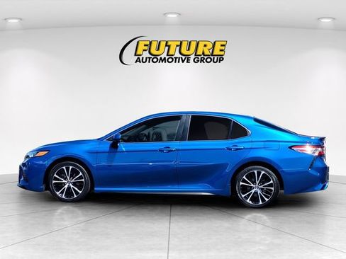 Used 2020 Toyota Camry SE w/ Blackout Package FWD image 7