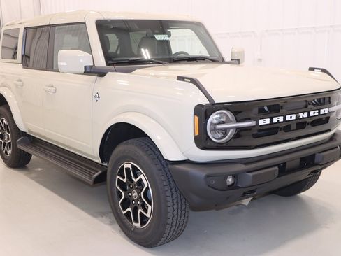New 2025 Ford Bronco Outer Banks image 2