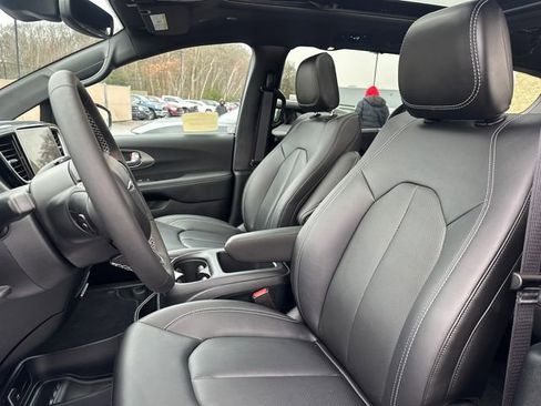 New 2026 Chrysler Pacifica Select FWD image 32