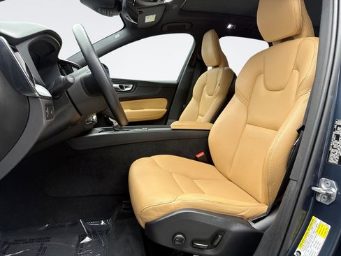 Used 2020 Volvo XC60 T5 Momentum w/ Protection Package Premier image 11