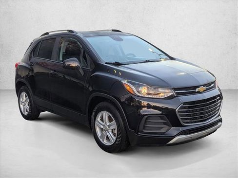Used 2022 Chevrolet Trax LT w/ LT Convenience Package image 3