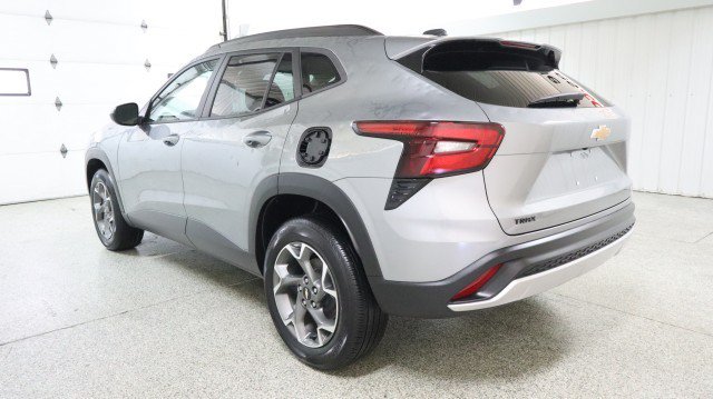 Used 2025 Chevrolet Trax LT FWD image 3