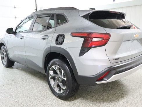 Used 2025 Chevrolet Trax LT FWD image 3
