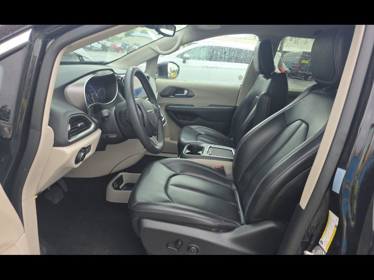 Used 2023 Chrysler Pacifica Touring-L FWD image 3