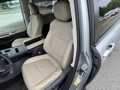 Used 2021 Toyota Sienna XLE FWD image 16