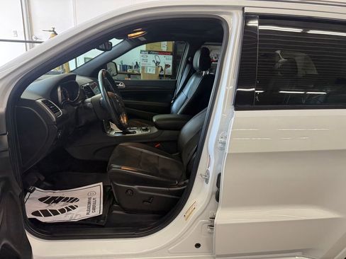 Used 2019 Jeep Grand Cherokee Altitude AWD/4WD image 11