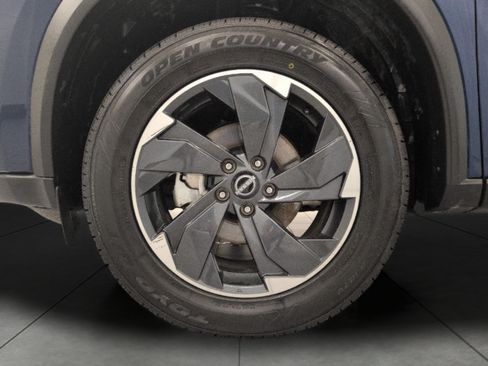 Used 2025 Nissan Rogue SV AWD/4WD image 3