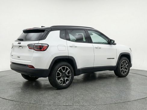 Used 2025 Jeep Compass Trailhawk AWD/4WD image 9