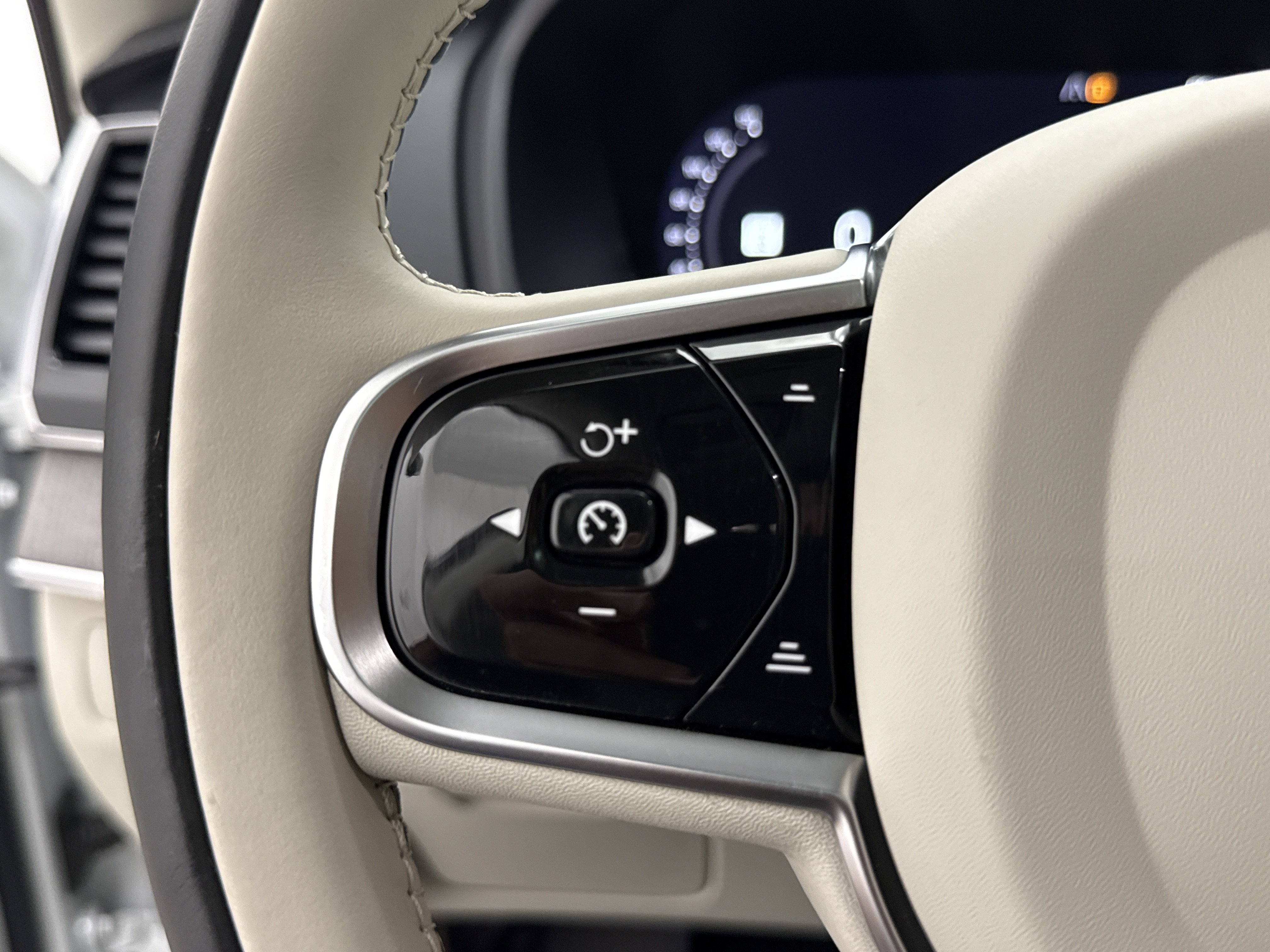 Certified 2024 Volvo XC90 B6 Ultimate w/ Protection Package Premier AWD/4WD image 16