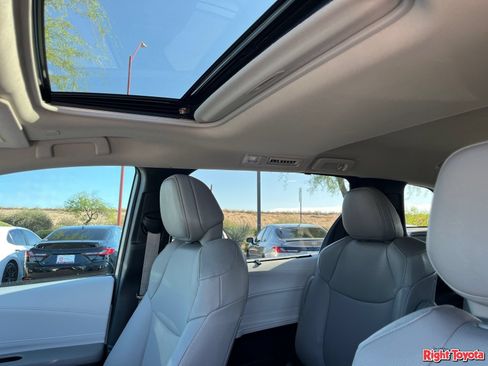 Certified 2025 Toyota Sienna XLE FWD image 32