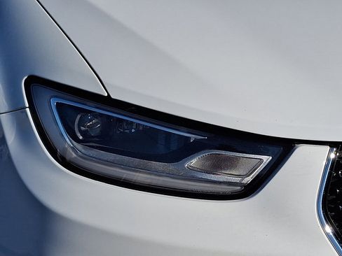 Used 2024 Chrysler Pacifica Touring-L image 9