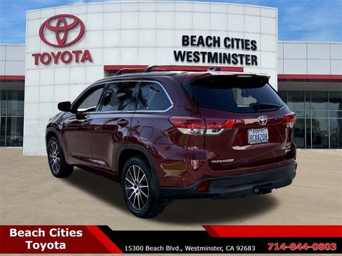 Used 2018 Toyota Highlander SE w/ Carpet Mat Package (TMS) image 8
