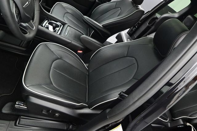 Used 2026 Chrysler Pacifica Limited FWD image 11