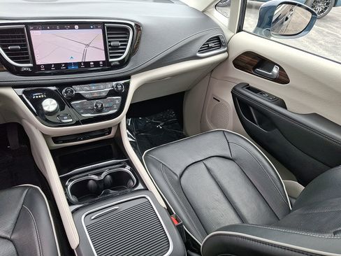 Used 2022 Chrysler Pacifica Limited w/ Uconnect Theater Family Group AWD/4WD image 17
