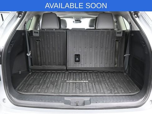 Used 2022 Toyota Highlander XLE AWD/4WD image 31